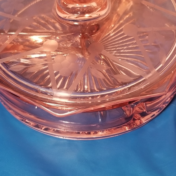 Pink Depression glass divided dish with lid - Picture 3 of 5